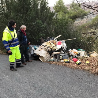 San Bartolomeo al Mare: scoperta questa mattina una discarica abusiva di rifiuti in via Cà de Mai (Foto)
