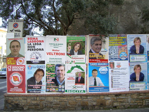 Elezioni: De Paulis, "Qualcuno copre i manifesti dell'IDV"