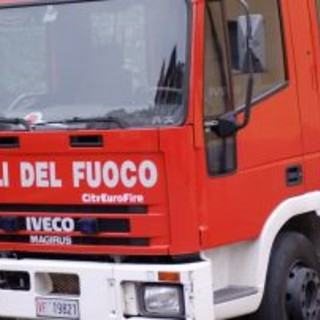 Ventimiglia: escavatore a fuoco stamani sulla SS20 del Tenda