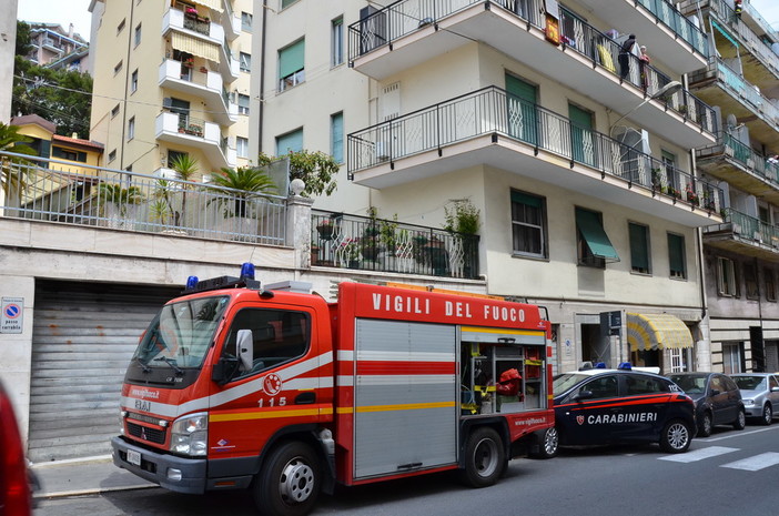 Sanremo: donna morta da 10 giorni in casa, i vicini danno l'allarme. Sul posto Carabinieri e Vigili del fuoco