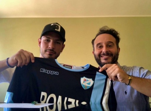 Andrea Demontis con la maglia della Sanremese subito dopo la firma