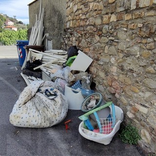 Sanremo: ennesima discarica abusiva in strada Borgo Tinasso, furbetti e incivili non mancano mai (Foto) Sanremo: ennesima discarica abusiva in strada Borgo Tinasso, furbetti e incivili non mancano mai (Foto)