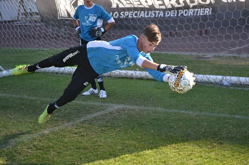 Il giovane portiere Domenico Moro in azione (foto tratta dalla Pagina Facebook Portieri Nati per volare)