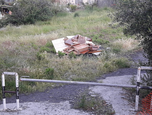 Sanremo: il nostro lettore Carlo ringrazia Amaie Energia per la pulizia di una discarica abusiva