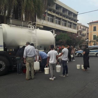 Diano Marina: acqua distribuita con le autobotti, Chiappori "Abbiamo tubazioni vecchie che si spaccano sempre!" (Foto)
