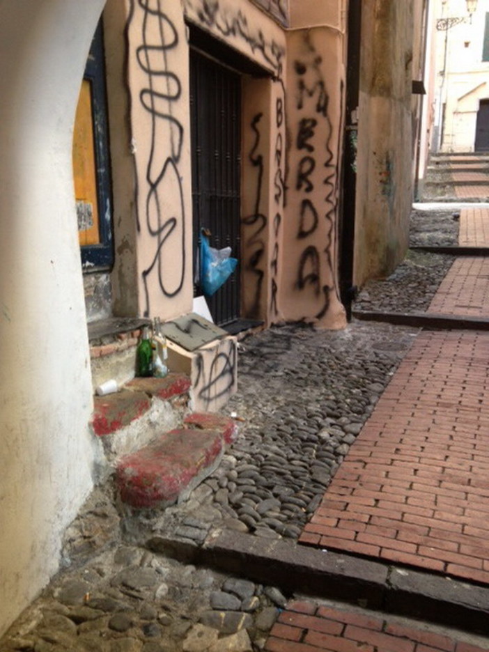 Sanremo: situazione di degrado in via Pastrengo, le foto e l'appello dei residenti Sanremo: situazione di degrado in via Pastrengo, le foto e l'appello dei residenti