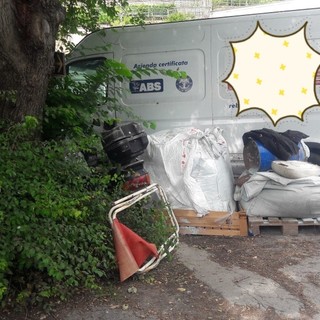 Sanremo: rimangono degrado e rifiuti in strada Borgo Tinasso. La seconda segnalazione di un residente (Foto) Sanremo: rimangono degrado e rifiuti in strada Borgo Tinasso. La seconda segnalazione di un residente (Foto)