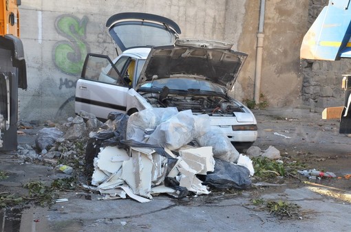 Sanremo: rifiuti, degrado ed auto abbandonate nel parcheggio vicino al cimitero di Valle Armea Sanremo: rifiuti, degrado ed auto abbandonate nel parcheggio vicino al cimitero di Valle Armea