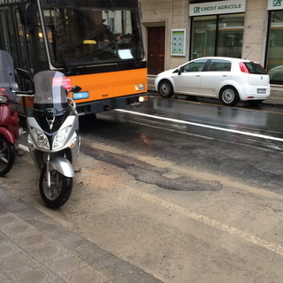 Sanremo: terra dall'asfalto di via Roma, rischi per la viabilità e preoccupazione dei commercianti (Foto)