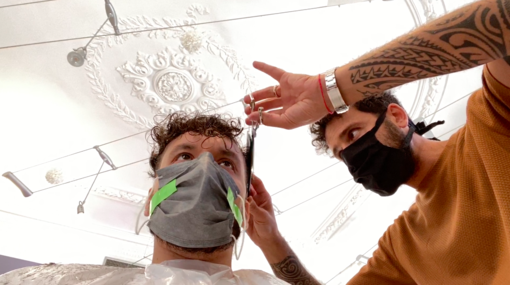 Sanremo: dal parrucchiere in piena Fase2 “Ci sentiamo importanti, è bello vedere le persone felici” (Video)