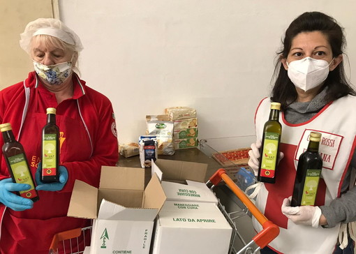Donato alla Caritas l’olio extra vergine della LILT, simbolo della 'Settimana Nazionale per la Prevenzione Oncologica' Donato alla Caritas l’olio extra vergine della LILT, simbolo della 'Settimana Nazionale per la Prevenzione Oncologica'