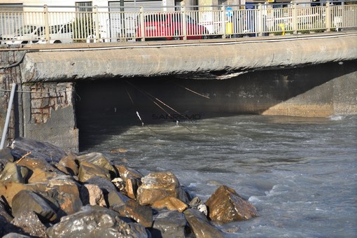 I danni al ponte sullo scolmatore (foto Tonino Bonomo)