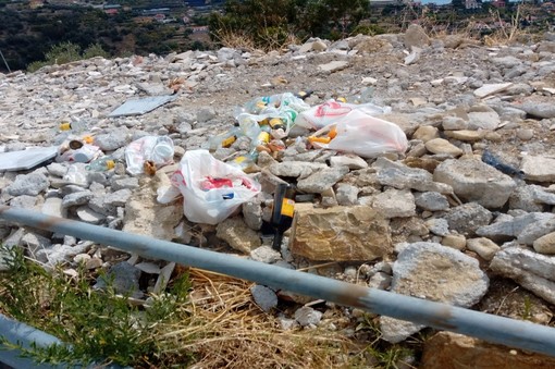Sanremo: i soliti incivili e il 'lancio' del sacchetto, una discarica abusiva in via Mario Calvino (Foto) Sanremo: i soliti incivili e il 'lancio' del sacchetto, una discarica abusiva in via Mario Calvino (Foto)