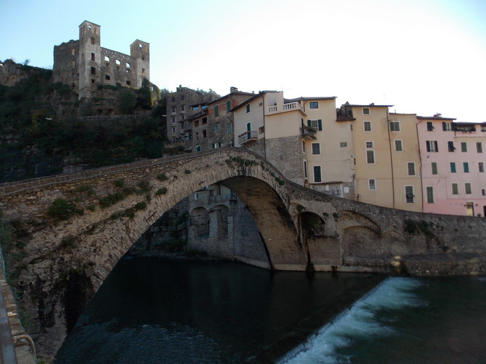 Dolceacqua: ANNULLATO lo spettacolo in programma stasera “Autobiografia sentimentale di uno str….”. Dolceacqua: ANNULLATO lo spettacolo in programma stasera “Autobiografia sentimentale di uno str….”.
