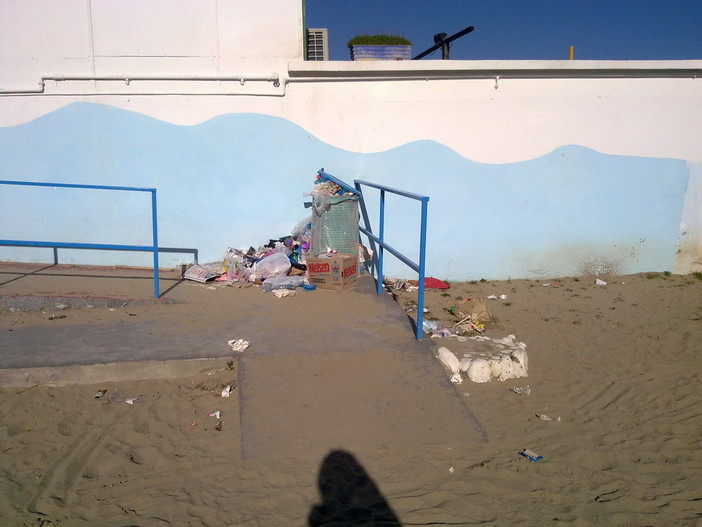 Sanremo: sporcizia e degrado alla spiaggia dell'Arenella, mail e foto di un nostro lettore