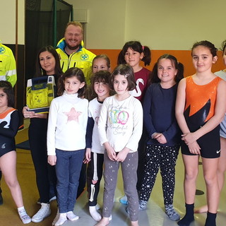 La Misericordia Croce Azzurra di Vallecrosia dona un defibrillatore all'associazione sportiva "Sunny Gym"