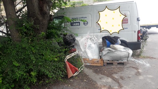 Sanremo: rimangono degrado e rifiuti in strada Borgo Tinasso. La seconda segnalazione di un residente (Foto) Sanremo: rimangono degrado e rifiuti in strada Borgo Tinasso. La seconda segnalazione di un residente (Foto)