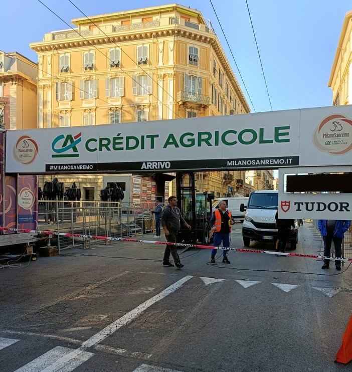 Camion troppo alto in via Roma, colpito il traguardo della Milano-Sanremo