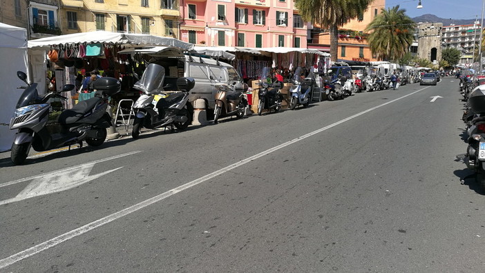 Sanremo: un "piano sicurezza" per il mercato di piazza Eroi, c'è un progetto per la sistemazione dei blocchi di cemento Sanremo: un "piano sicurezza" per il mercato di piazza Eroi, c'è un progetto per la sistemazione dei blocchi di cemento