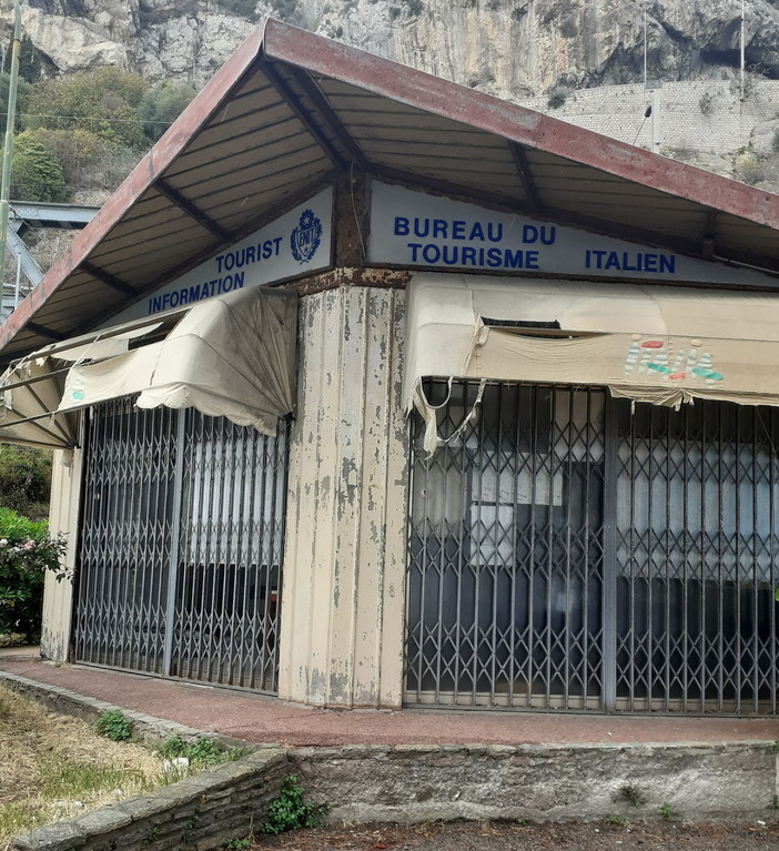 Ventimiglia: ex ufficio turismo di Ponte San Ludovico nel degrado, la segnalazione di un nostro lettore