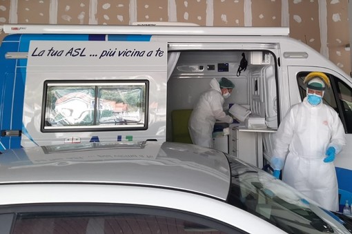 Vallecrosia, tamponi drive through nelle scuole. Asl1: “Oggi nessuna criticità, tamponi svolti regolarmente” Vallecrosia, tamponi drive through nelle scuole. Asl1: “Oggi nessuna criticità, tamponi svolti regolarmente”