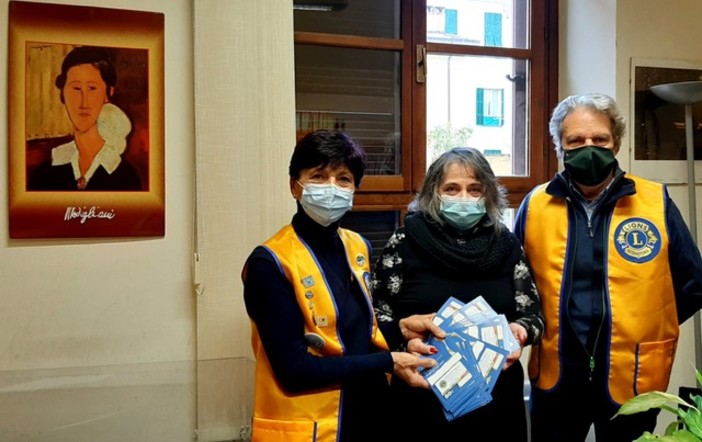 Cento le famiglie ventimigliesi in difficoltà che hanno ricevuto le tessere donate dal Lions Club (Foto) Cento le famiglie ventimigliesi in difficoltà che hanno ricevuto le tessere donate dal Lions Club (Foto)