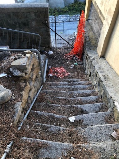 Sanremo: degrado e sporcizia sulla scala e la strada d'accesso al mare a Pian di Poma (Foto) Sanremo: degrado e sporcizia sulla scala e la strada d'accesso al mare a Pian di Poma (Foto)