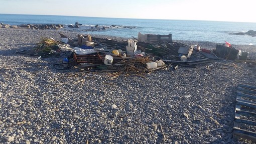 Ventimiglia: a 3 mesi dalla mareggiata residenti e commercianti chiedono la rimozione dei detriti (Foto)