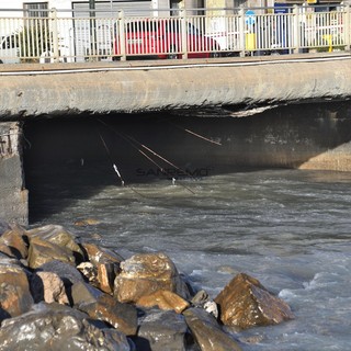 I danni al ponte sullo scolmatore (foto Tonino Bonomo) I danni al ponte sullo scolmatore (foto Tonino Bonomo)