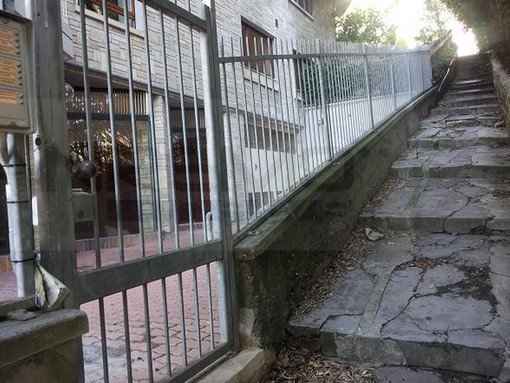 Sanremo: degrado su una scalinata tra corso Inglesi e corso Imperatrice, la situazione è disastrosa
