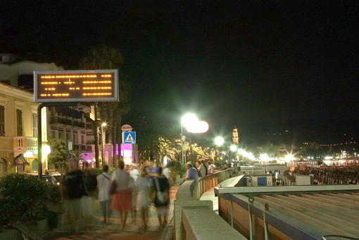 Una veduta notturna del lungomare di Diano Marina Una veduta notturna del lungomare di Diano Marina