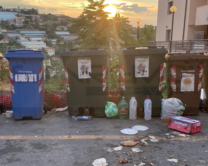 Sanremo: immondizia ovunque e degrado attorno ai cassonetti di zona San Lorenzo (Foto)