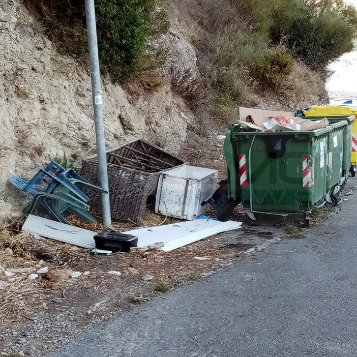 Ventimiglia: stato di trascuratezza dei bidoni dell'immondizia in via alle Ville, le proteste dei residenti (Foto)