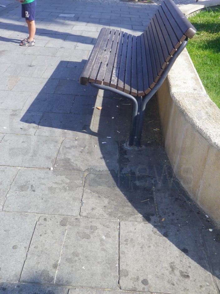 Imperia: degrado sulla piazzetta del Borgo Capuccini, la denuncia e le foto di un lettore Imperia: degrado sulla piazzetta del Borgo Capuccini, la denuncia e le foto di un lettore