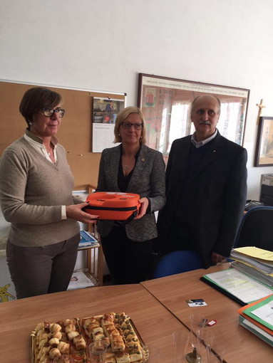 Bordighera: il Lions Club Bordighera Capo Nero Host ha donato un defibrillatore alle scuole di via Pelloux