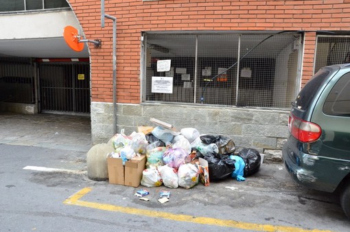 Sanremo: cassonetti rimossi in corso Inglesi, ora arriva una petizione da 80 firme per riportarli al loro posto