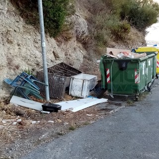 Ventimiglia: stato di trascuratezza dei bidoni dell'immondizia in via alle Ville, le proteste dei residenti (Foto)