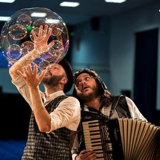 The Bubles Rock uno spettacolo unico, un’avventura comica e poetica nel mondo delle bolle di sapone il 2 giugno alle 16 The Bubles Rock uno spettacolo unico, un’avventura comica e poetica nel mondo delle bolle di sapone il 2 giugno alle 16