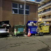 Ventimiglia, cassonetti pieni sul lungomare: “Le isole ecologiche rallentano e molti abbandonano i rifiuti altrove”