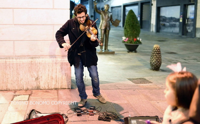 Davide Laura in concerto in via Matteotti (Foto Tonino Bonomo)