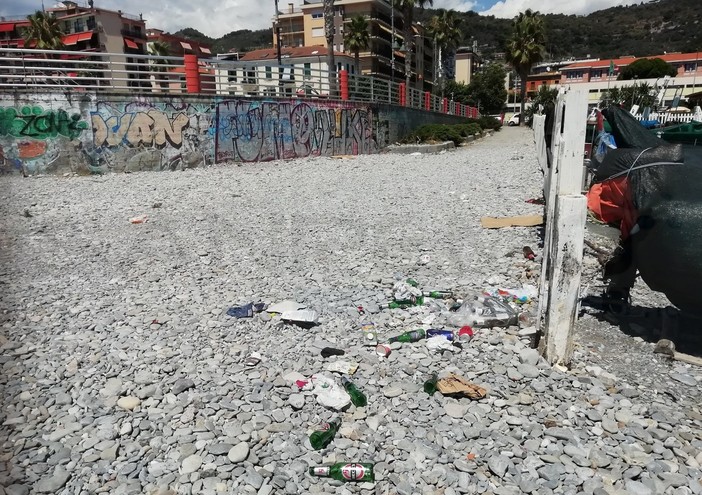 Ventimiglia: degrado e sporcizia su alcune spiagge pubbliche, la protesta di una lettrice (Foto)