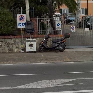 Imperia: conferimento 'selvaggio' dei rifiuti ingombranti, una lavatrice ed una poltrona da ufficio in via D'Annunzio Imperia: conferimento 'selvaggio' dei rifiuti ingombranti, una lavatrice ed una poltrona da ufficio in via D'Annunzio