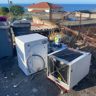 Bordighera: dopo le due imprese edili 'pizzicata' anche un'immobiliare che abbandonava rifiuti Bordighera: dopo le due imprese edili 'pizzicata' anche un'immobiliare che abbandonava rifiuti
