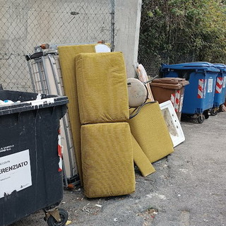 Sanremo: ennesima discarica abusiva a San Giovanni, i residenti "E' così quasi tutti i giorni" (Foto)