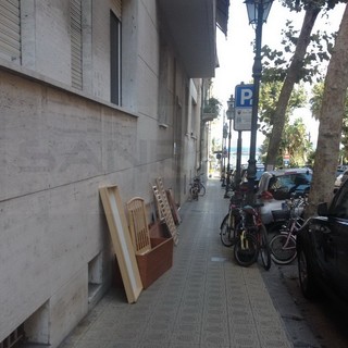 Sanremo: mobili e vecchi elettrodomestici abbandonati in via Ruffini, la rabbia dei residenti (Foto)