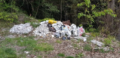 Sanremo: grido d'allarme degli abitanti di via Monte Ortigara, strada nel degrado e rischio di incendi (Foto)