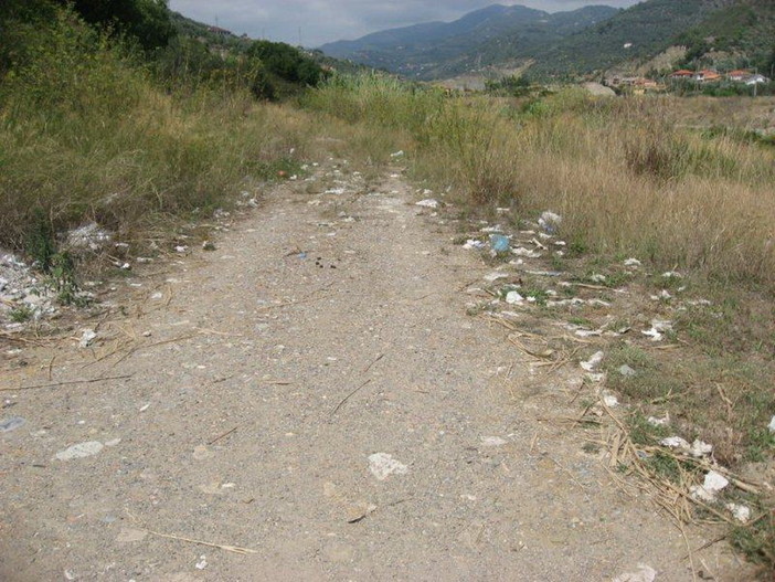 Imperia: degrado e sporcizia a Barcheto, i residenti chiedono l'intervento delle forze dell'ordine Imperia: degrado e sporcizia a Barcheto, i residenti chiedono l'intervento delle forze dell'ordine