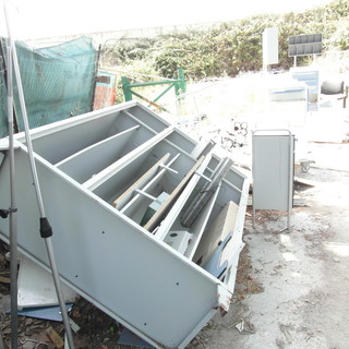 Discarica a cielo aperto nell’ala nord dell’ospedale Saint Charles di Bordighera