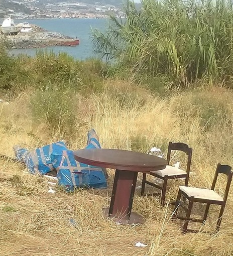 Sanremo: maleducati ed incivili sempre in prima linea, ecco un 'salotto vista mare' a Capo Verde (Foto)