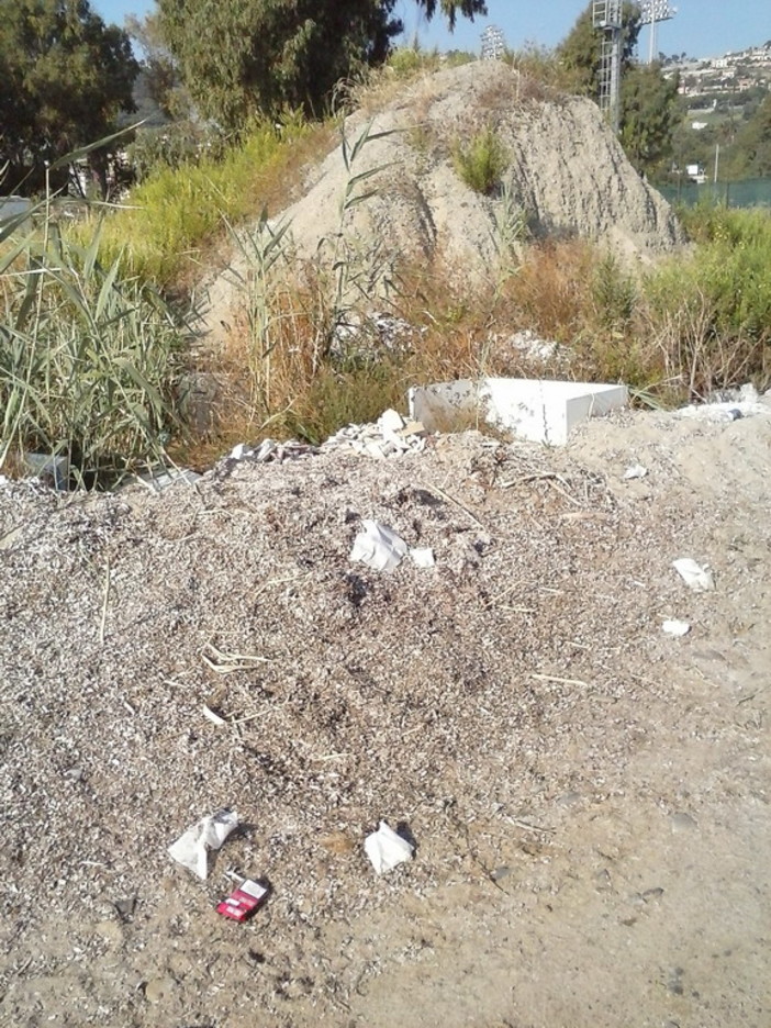 Sanremo: degrado attorno ai campi da gioco di Pian di Poma, le foto di un nostro lettore